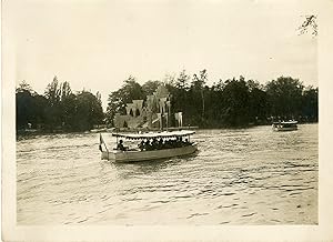 "Les petits bateaux à vapeur sur le LAC DAUMESNIL (EXPOSITION COLONIALE 1931)" Photo de presse or...