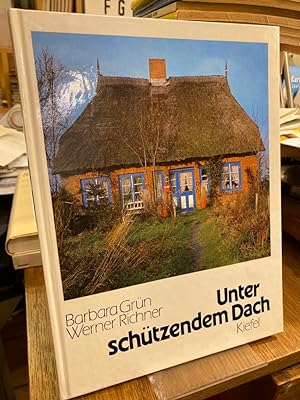 Seller image for Unter schtzendem Dach. Herausgegeben von Barbara Grn. Fotos Werner Richter for sale by Antiquariat Hecht