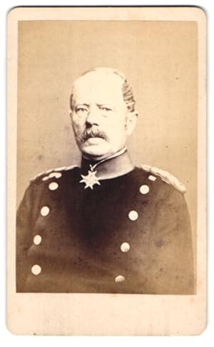 Bild des Verkufers fr Fotografie unbekannter Fotograf und Ort, Portrait General Herwarth von Bittenfeld in Uniform, Orden zum Verkauf von Bartko-Reher