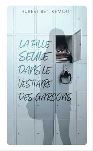 La fille seule dans le vestiaire des garçons