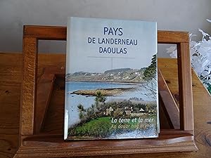 Seller image for PAYS DE LANDERNEAU DAOULAS La terre et la mer An douar hag ar mor for sale by librairie ESKAL