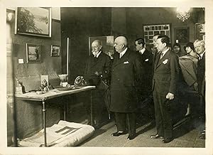 "Mr LAUTIER visite l'Exposition d'art organisée par la France Artisanale le 6 Avril 1930" Photo d...