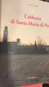 Imagen del vendedor de L'ABBAZIA DI SANTA MARIA DI PERO. STORIA DEL MONASTERO BENEDETTINO, DELLA COMUJNITA' E DEL TERRITORIO DI MONASTIER a la venta por AL VECCHIO LIBRO