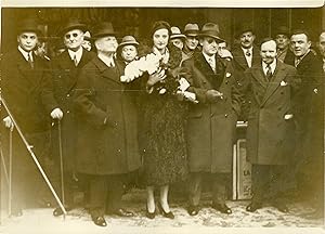 "MISS FRANCE 1932 entre Mr SCAPINI et le Colonel PICOT pour le tirage de la Dette" Photo de press...