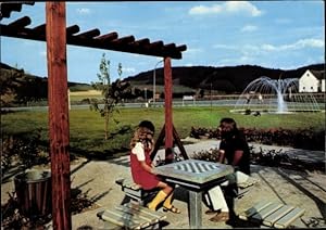Bild des Verkufers fr Ansichtskarte / Postkarte Grevenstein Meschede im Sauerland, Kurpark, zwei Personen sitzen am Schachtisch, Sprigbrunnen zum Verkauf von akpool GmbH