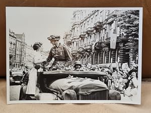 Stürmische Begrüßung der nach dem Frankreich-Feldzug 1940 heimkehrenden Soldaten. Originalfoto wo...