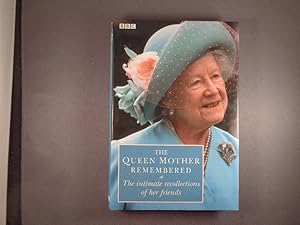 Image du vendeur pour The Queen Mother Remembered 1900 - 2002 mis en vente par Strawberry Hill Books