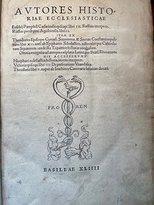 Bild des Verkufers fr Autores Historiae Ecclesiasticae. Eusebij Pamphili Caesariensis episcopi libri IX. Ruffino interprete. Ruffini presbyteri Aquileiensis, libri II. Item Ex Theodorito Episcopo Cyrensi, Sozomeno, & Socrate Constantinopolitano libri XII. uersi ab Epiphanio Scholastico, adbreuiati per Cassiodorum Senatorem: unde illis Tripartit histori uocabulum. Omnia recognita ad antiqua explaria Latina, per Beat Rhenanum. His Accesservnt Nicephori ecclesiastica historia, incerto interprete. Victoris episcopi libri III De persecutione Vuandalica. Theodoriti libri V. nuper ab Ioachimo Camerario latinitate donati. ANGEBUNDEN: [Insigne volumen quo romana historia universa describitur] Eutropii Insigne Volumen Qvo Romana Historia Vniversa describitur : ex diuersorum authoru[m] monumentis collecta ; . Id docebit uel Sex. Aurelij Victoris Libellus, ut de epitome Eutropij ad Valentem Aug. sileatur. Addit sunt Grcorum Imperatorum uit de rebus in Oriente & Constantinopoli, Perssia, Arabiaq[ue] gestis . ; Pa zum Verkauf von Antiquariat Michael Solder