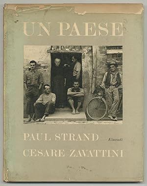 Bild des Verkufers fr Un Paese zum Verkauf von Between the Covers-Rare Books, Inc. ABAA