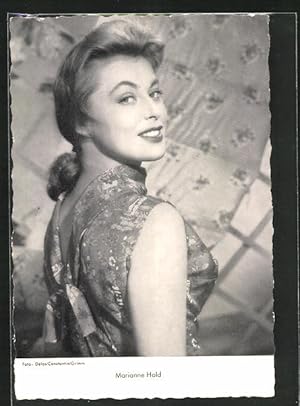 Bild des Verkufers fr Ansichtskarte Schauspielerin Marianne Hold in seidenem Kleid zum Verkauf von Bartko-Reher