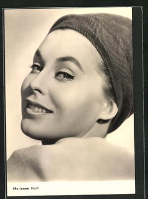 Bild des Verkufers fr Ansichtskarte Schauspielerin Marianne Hold mit frechem Schulterblick zum Verkauf von Bartko-Reher