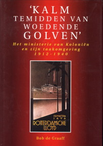 Image du vendeur pour Kalm temidden van woedende golven. Het Ministerie van Kolonin en zijn taakomgeving 1912 - 1940 mis en vente par Antiquariaat Parnassos vof