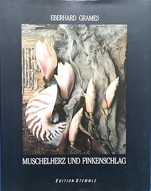 Bild des Verkufers fr Muschelherz und Finkenschlag : fotografierte Stilleben. Eberhard Grames; Eingeleitet durch den Essay "Erzhlungen vom kleinen Tod der Dinge" / von Bernd Kster. Ins Engl. bers. von Barbara Wellbrock zum Verkauf von Antiquariat Im Baldreit