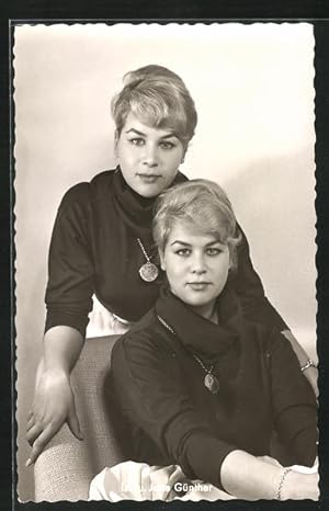 Bild des Verkufers fr Ansichtskarte Schauspielerin Isa und Jutta Gnther posieren mit Schmuck um Sessel zum Verkauf von Bartko-Reher