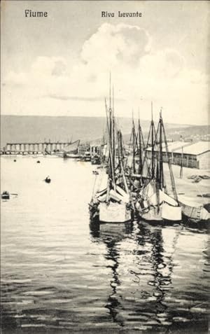 Bild des Verkufers fr Ansichtskarte / Postkarte Rijeka Fiume Kroatien, Riva Levante, Hafen zum Verkauf von akpool GmbH