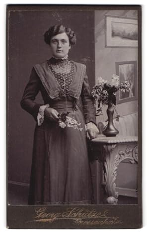 Bild des Verkufers fr Fotografie Georg Schtze, Grossenhain, Junge Dame neben Blumenvase posierend zum Verkauf von Bartko-Reher