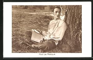 Seller image for Ansichtskarte Schauspieler Rod La Rocque lehnt an Baum und liest for sale by Bartko-Reher
