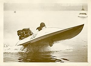 "Mr SHILMAN avec son NON SEQUITUR X sur le Lac WELSH HART à LONDRES" Photo de presse originale G....