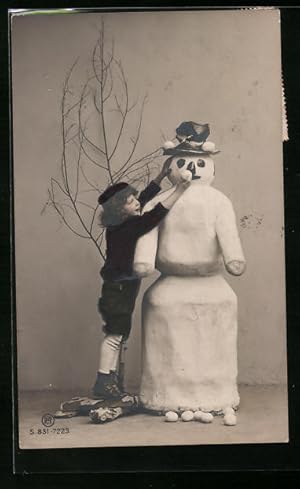 Bild des Verkufers fr Ansichtskarte Mdchen setzt einem Schneemann eine Bommel auf den Hut zum Verkauf von Bartko-Reher