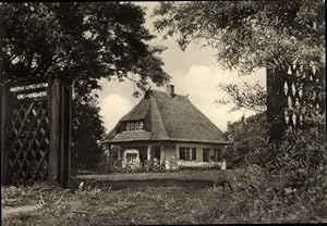 Bild des Verkufers fr Ansichtskarte / Postkarte Ostseebad Ahrenshoop Fischland, Kunst im Handwerk, Rohrdachhaus zum Verkauf von akpool GmbH