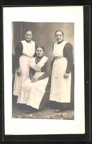 Ansichtskarte Dienstmädchen in einem Zimmer porträtiert