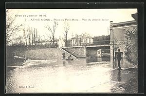 Ansichtskarte Athis Mons, Place du Petit-Mons, Pont du chemin de fer, Männer im Hochwasser