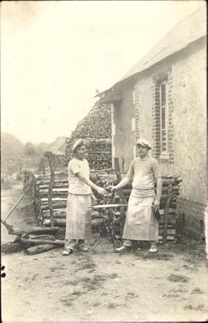 Foto Ansichtskarte / Postkarte Zwei Männer beim Holzhacken, Arzt, Holzbalken