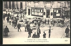 Ansichtskarte Paris, L`Orage du 15 Juin, Le sol effondre Place Saint-Philippe-du-Roule, Passanten...