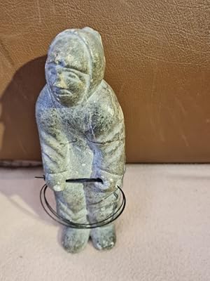 Eskimo - Inuit: Geschnitzte Speckstein-Figur eines stehenden Eskimos mit Angelleinen oder Bändern...