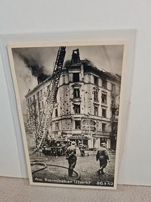 Hamburger Feuerwehr bei der Brandlöschung am Barmbeker Markt am 26.7. 1942. Schwarz-weiße Foto-Po...