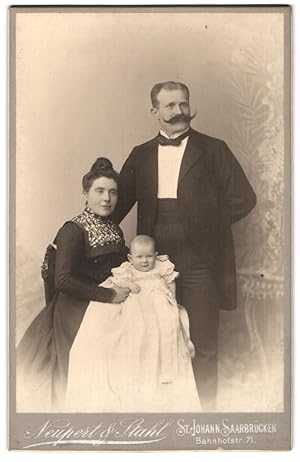 Seller image for Fotografie Neupert, Stahl, St. Johann, Bahnhofstr. 71, Mutter und Vater mit ihrem Kinde im Atelier, Mutterglck for sale by Bartko-Reher