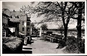 Bild des Verkufers fr Ansichtskarte / Postkarte Ostseebad Scharbeutz in Ostholstein, Partie im Ort, Meer, Bume, Huser zum Verkauf von akpool GmbH