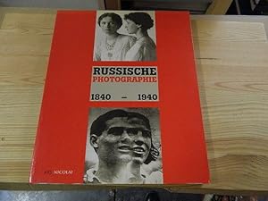 Immagine del venditore per Russische Photographie : 1840 - 1940 ; [Katalog zur Wanderausstellung Hundert Jahre Photographie in Russland 1840 - 1940 ; Ausstellung: Rheinisches Landesmuseum Bonn, 11. Februar bis 24. Mrz 1993]. [organisiert vom Museum of Modern Art, Oxford in Zusammenarbeit mit Michael-Pauseback-Edition, Kln . Katalogbearb. David Elliott. bers. Christel Steinberg-Liesenfeld] venduto da Versandantiquariat Schfer