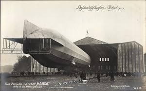 Ansichtskarte / Postkarte Luftschiffhafen Potsdam, Zeppelin Luftschiff Hansa wird in die Halle ge...