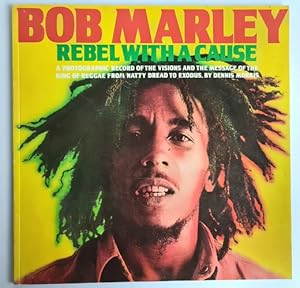 Bild des Verkufers fr Bob Marley. Rebel with a cause. A Photographic recor of the visions and the message of the king of Reggae from natty dread to Exodus, by Dennis Morris. ( Tirage unique  1000 exemplaires numrots avec ddicace de Dennis Morris ). zum Verkauf von Librairie Victor Sevilla