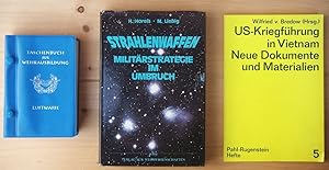 Drei Titel: 1. Taschenbuch für Wehrausbildung. Ausgabe Luftwaffe ; 2. Strahlenwaffen - Militärstr...