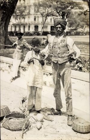 Foto Ansichtskarte / Postkarte Mann und Junge mit Schlangen, Schlangenbeschwörer