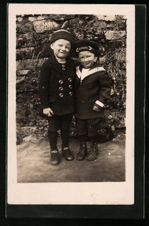 Bild des Verkufers fr Ansichtskarte Zwei kleine Burschen grinsen frech in die Kamera zum Verkauf von Bartko-Reher