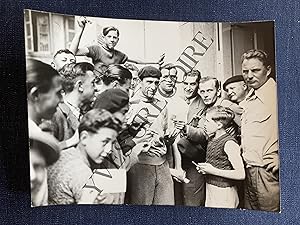 PHOTOGRAPHIE-ANTONIN MAGNE-LE TOUR DE FRANCE CYCLISTE-LE REPOS A LUCHON-1938