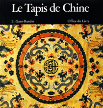 Image du vendeur pour Le Tapis de Chine. Photos de Leo Hilber. Dessins de Walter Hugentobler. mis en vente par Harteveld Rare Books Ltd.