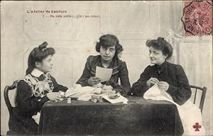 Ansichtskarte / Postkarte L'Atelier de couture, Ma belle petite., Drei Frauen am Tisch, Nähen