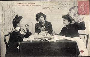 Ansichtskarte / Postkarte L'Atelier de couture, Ce soir., Drei Frauen am Tisch, Nähen