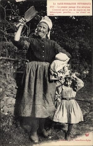 Bild des Verkufers fr Ansichtskarte / Postkarte La Normandie pittoresque, Frau mit ihrer Tochter in Tracht zum Verkauf von akpool GmbH