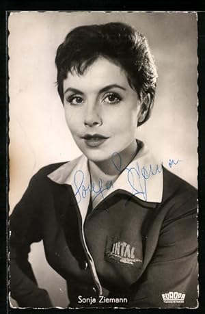 Ansichtskarte Schauspielerin Sonja Ziemann mit kurzen Haaren, Autograph