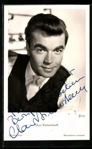 Ansichtskarte Schauspieler Claus Biederstaedt mit einem symphatischen Lächeln, Autograph