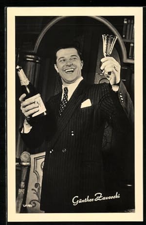 Ansichtskarte Schauspieler Günther Zaworski im Anzug mit Champagner, Autograph