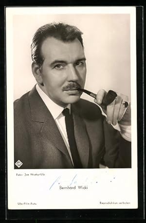 Ansichtskarte Schauspieler Bernhard Wicki Pfeife rauchend, Autograph