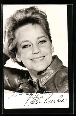 Ansichtskarte Schauspielerin Maria Schell mit kurzen Haaren und Lederjacke, Autograph