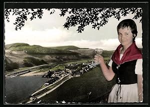 Ansichtskarte Wintrich / Mosel, Flusspartie mit Staustufe, Junge Frau in Tracht mit Weinglas in d...
