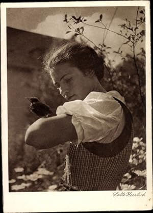 Ansichtskarte / Postkarte Frau Vogel auf dem Arm, Fotografin Lotte Herrlich